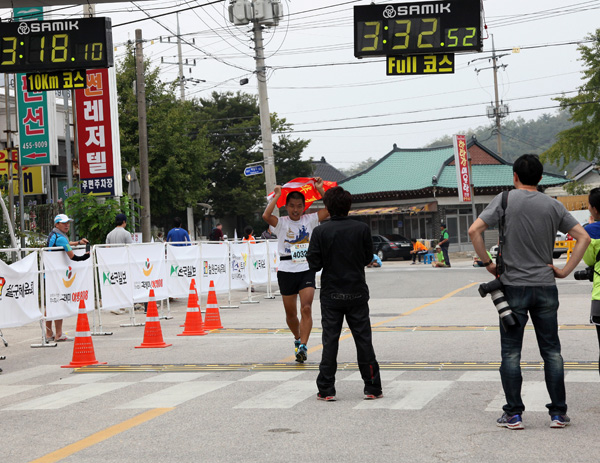 恒泰曹总参加2014韩国铁原三八线国际马拉松